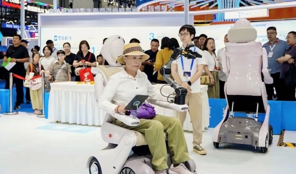 工匠行智能 “诺恩智伴” 登上央视,全球首个康养陪伴机器人展现硬核实力