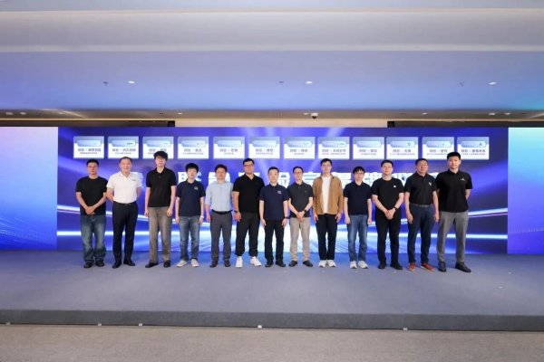 穹彻智能与上海创智学院共建联合实验室正式揭牌,深化具身智能产学研协同创新