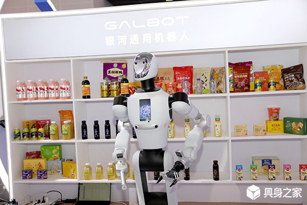 机器人化身煮面师傅 街头遇见科技未来