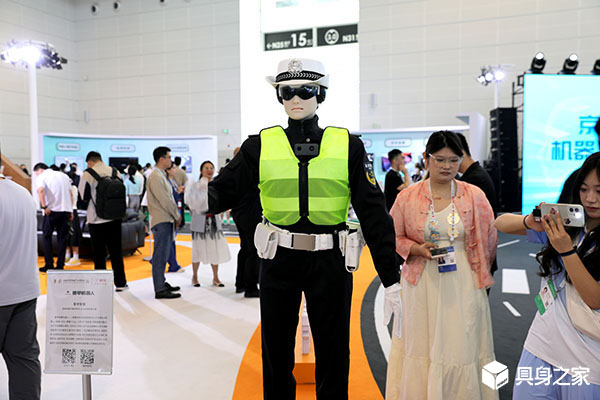 人形机器人交警落地邯郸参与路面执勤