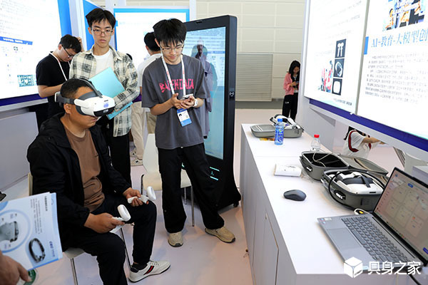 AI赋能科研范式革新 机器人入驻国家级重点实验室