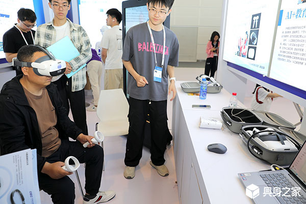 辽河油田智能机器人上岗 油污治理赋能绿色安全生产