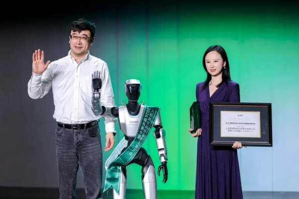 擎朗 K 仔荣获福布斯人形机器人未来奖,携手 “叶音” Slay AI 中国达人秀启动仪式